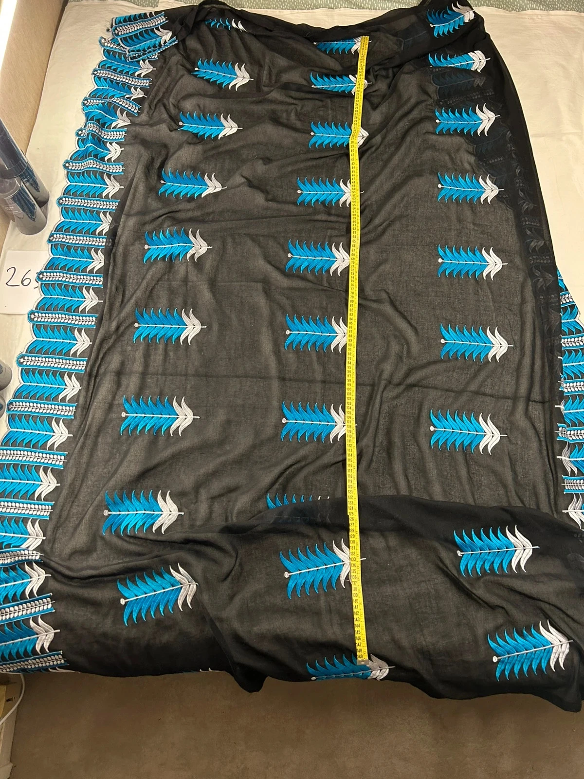 Nappe noir à motifs bleu brodé vintage